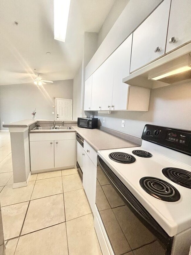 Building Photo - Bright 3rd-Floor 1/1 Condo with Screened Balcony in Park Central!