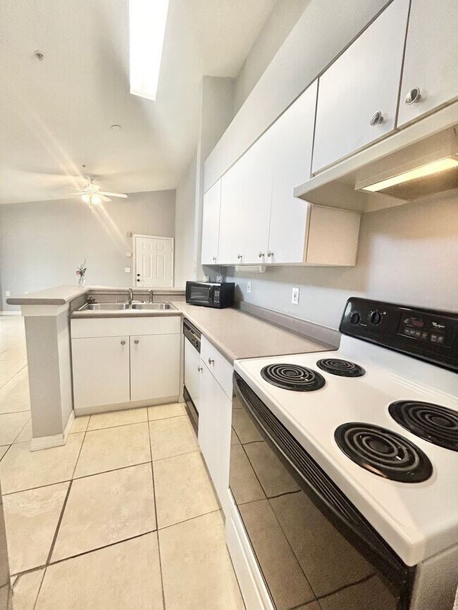 Foto del edificio - Bright 3rd-Floor 1/1 Condo with Screened Balcony in Park Central!