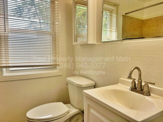 Foto del edificio - 17322 Greenfield Rd