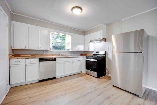 Building Photo - FREE MONTH RENT! Freshly Updated 3 Bedroom House