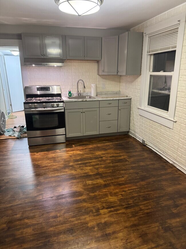 NEW KITCHEN CABINETS - 25 Minerva St