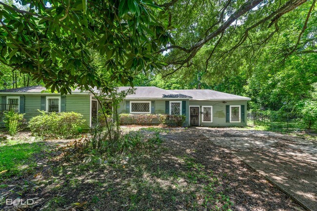 Building Photo - 4 BEDROOM 2 BATH