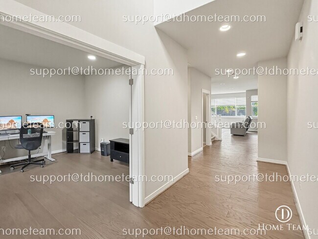 Foto del edificio - "Spacious 4-Bedroom Auburn Retreat with Scenic Views, Gleaming Hardwood Floors, and 3.5 Baths!"