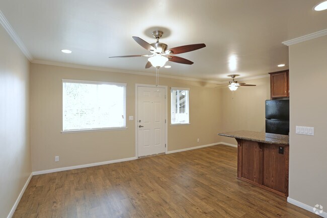 2 HAB, 1 BA - 720 ft² - Crandall Apartments - 3-Weeks Off with a 1...