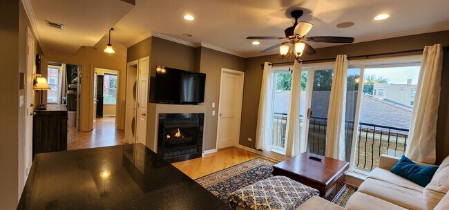 Foto del edificio - 2055 W Summerdale Ave