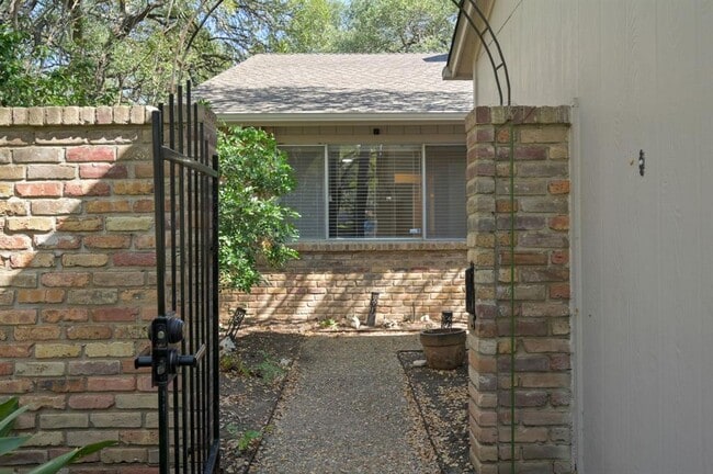 Foto del edificio - 3718 Steck Ave