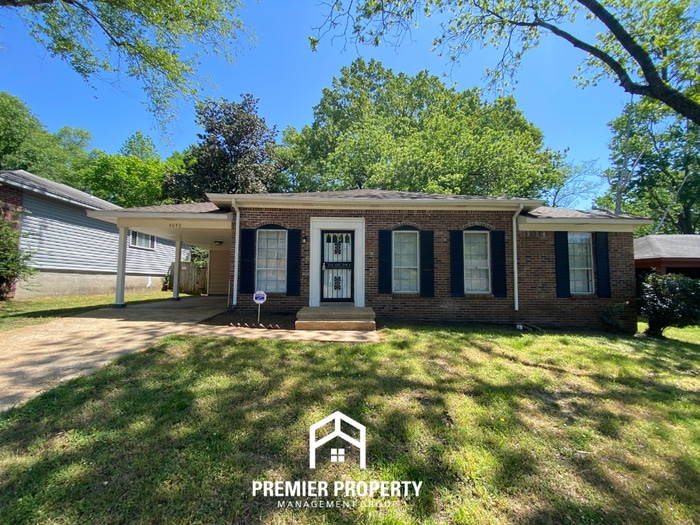 Bright 3BR Home in Raleigh | High Vaulted Ceilings & Large Fenced Backyard - Bright 3BR Home in Raleigh | High Vaulted Ceilings & Large Fenced Backyard