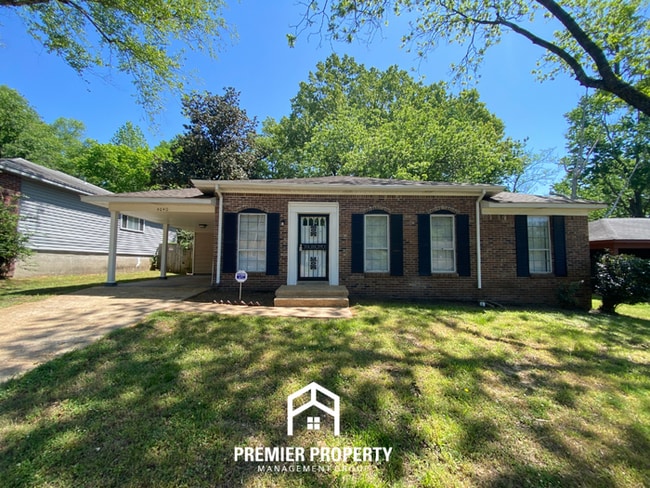 Bright 3BR Home in Raleigh | High Vaulted Ceilings & Large Fenced Backyard - Bright 3BR Home in Raleigh | High Vaulted Ceilings & Large Fenced Backyard