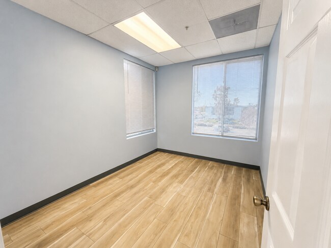 Foto del edificio - 2050 Artesia Blvd