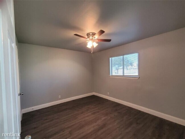 Building Photo - 2 br, 1 bath Apartment - 1240 W. Avenue D