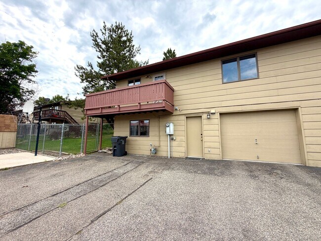 Foto del edificio - 3 Bed 2 Bath Pet Friendly House With A Fully Fenced Yard