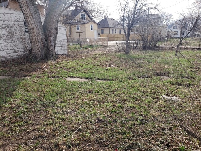 Building Photo - 2 Bedroom 1 bath house located near downto...