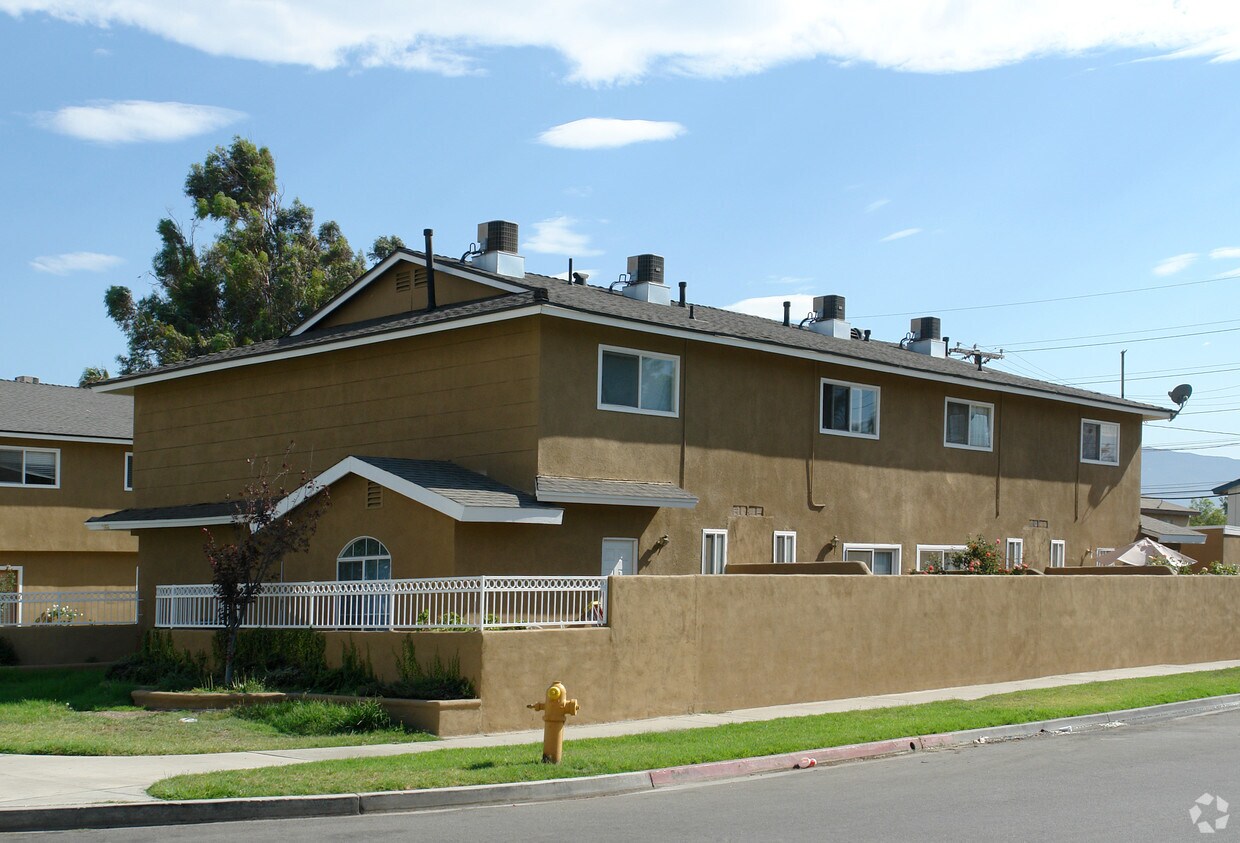 Building Photo - 586 Penrose Dr