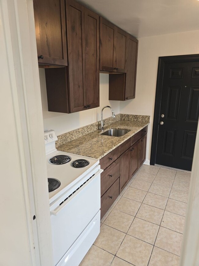 Building Photo - 2 Bedroom 1 bath off of Meeting st closed to the River District