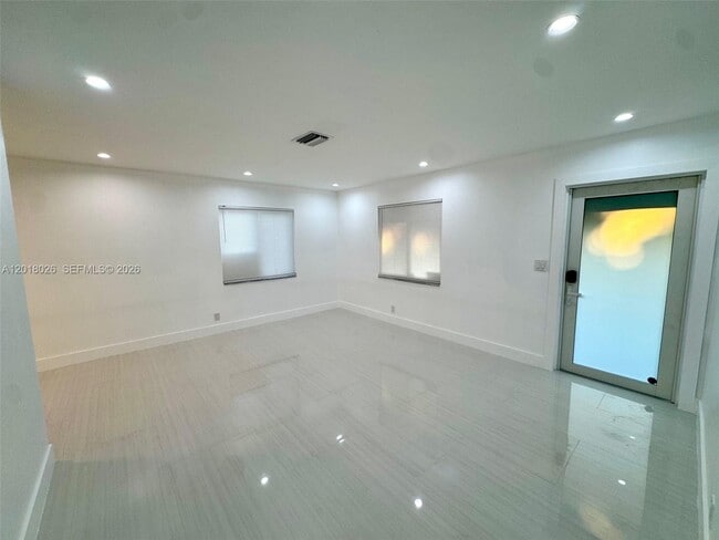 Foto del edificio - 105-107 NE 30th Ct