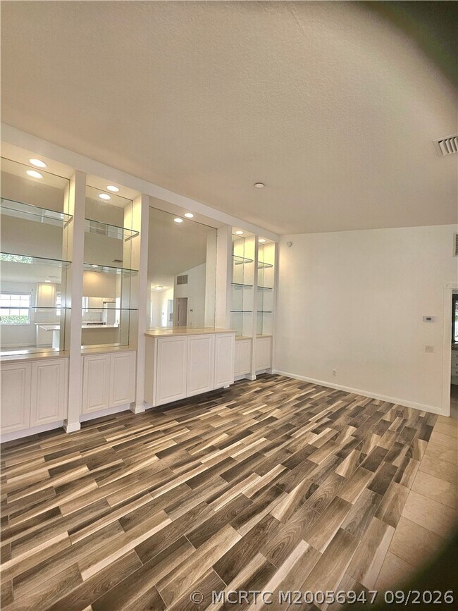 Building Photo - 11208 SW Pembroke Dr