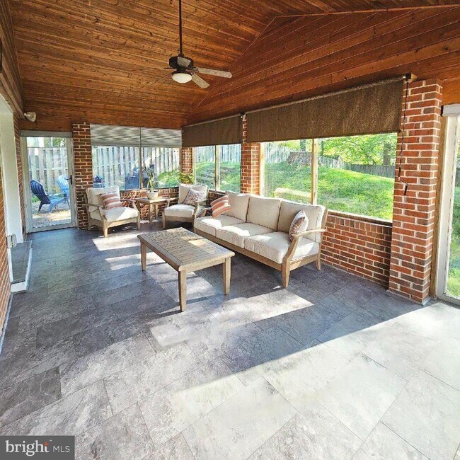 Building Photo - 7433 Grace St