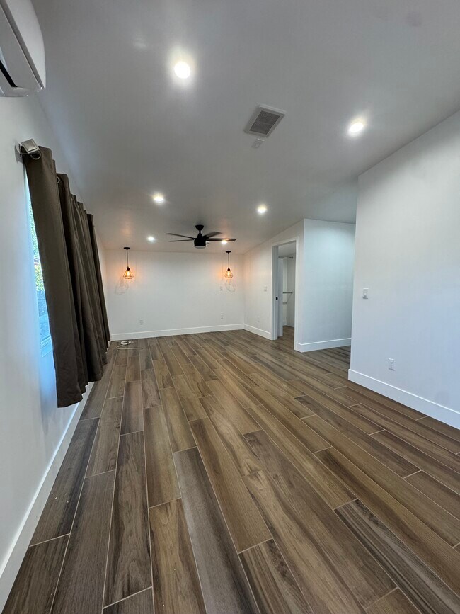 Foto del edificio - 6439 1/2 Graves Ave