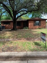 Building Photo - 909 Sunnyvale Dr