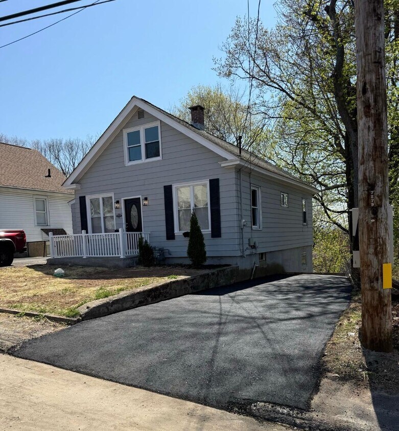 2 lugares de estacionamiento en la entrada y frente de la casa. - 384 Sylvan Ave