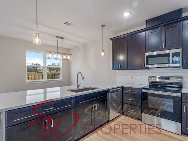 Foto del edificio - Gorgeous 3 bedroom townhome with a quick, easy walk to TSU campus!