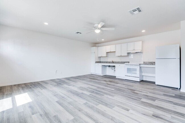 Foto del edificio - COMING SOON - 2 Bedroom Duplex w/ Modern F...