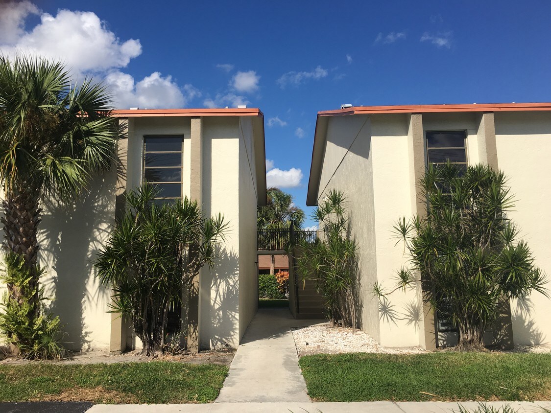 5498 Courtyard Dr, Margate, FL 33063 Condo for Rent in Margate, FL