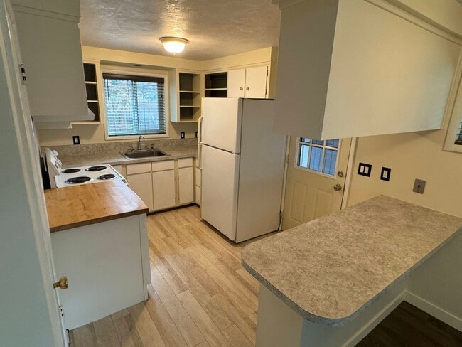 Building Photo - 2 Bedroom Off Coburg Rd.