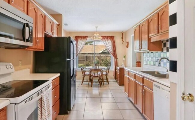 Building Photo - Charming 3 Bed / 2 Bath Home with Split Fl...