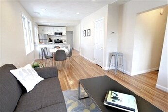 Foto del edificio - 72 Bowdoin St