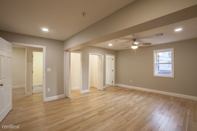 Building Photo - 3 br, 2 bath Triplex - 2 Prospect Hill Str...