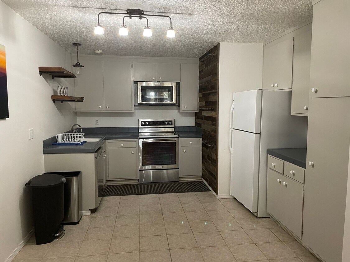 Foto principal - Quiet Corner Unit in Condo Complex