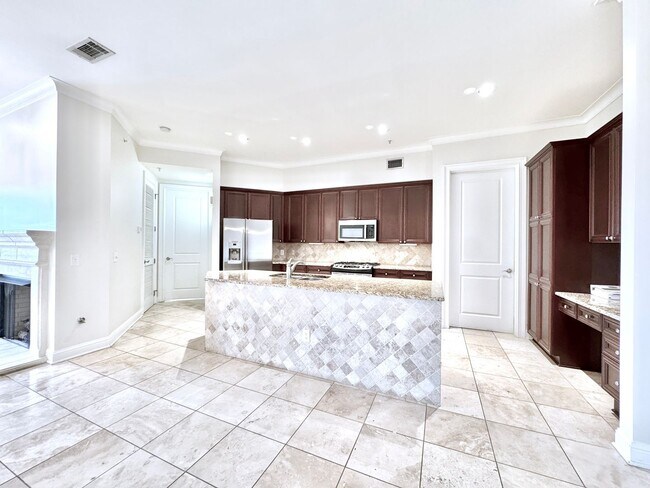 Foto del edificio - Luxury 3 Bed 2 Bath Condo at Crescent at University Lakes – Garage, Clubhouse & Trails!