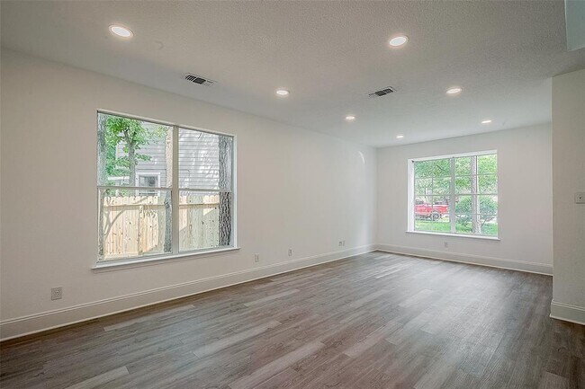 Building Photo - 7 Eastwood Pl