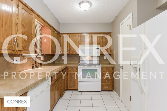 Building Photo - 3 bedroom, 2 bath split entry in Belton!