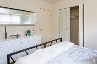 2BR, 1.5BA - 844 SF - Woodsdale Apartments