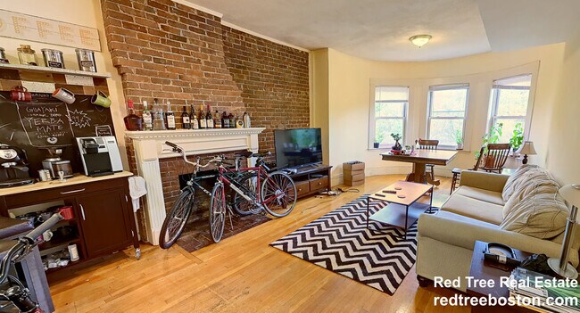 Apt 3 - 1402 Beacon St
