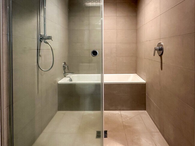 Foto del edificio - Koula high floor ocean view 1 bedroom 1 Bath 1 Parking unit for rent