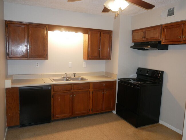 Building Photo - ****JUST REDUCED****6705 Camelot Road Horn...