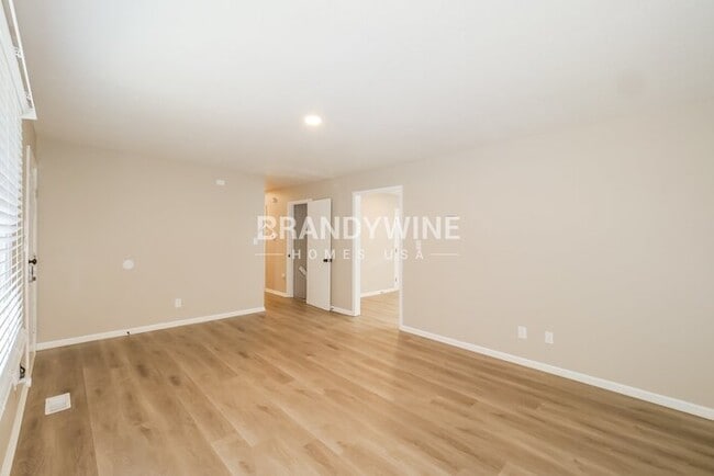 Building Photo - 941 NE Bristol Dr