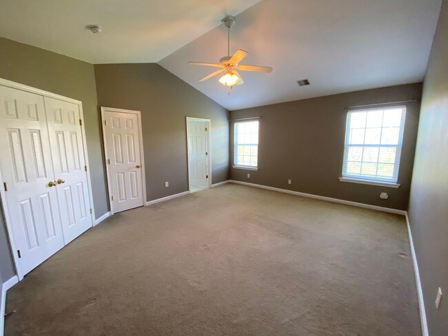 Building Photo - 3BD/2.5BA Townhome Within Walking Distance...