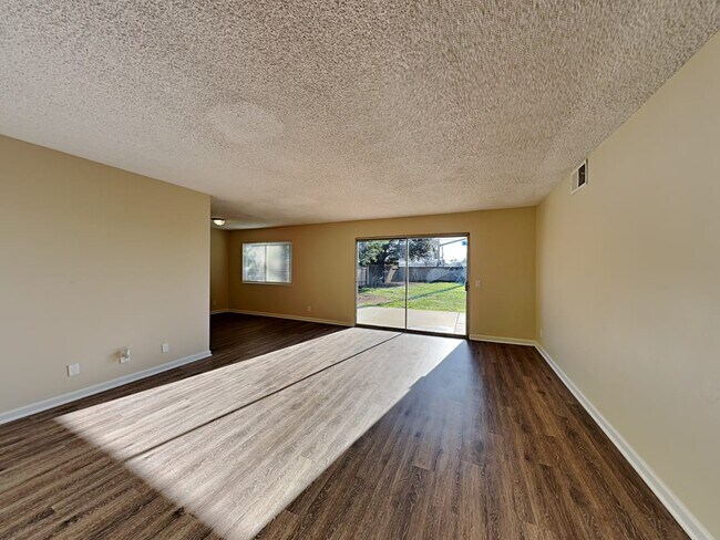 Building Photo - 14968 Cliffrose Ct