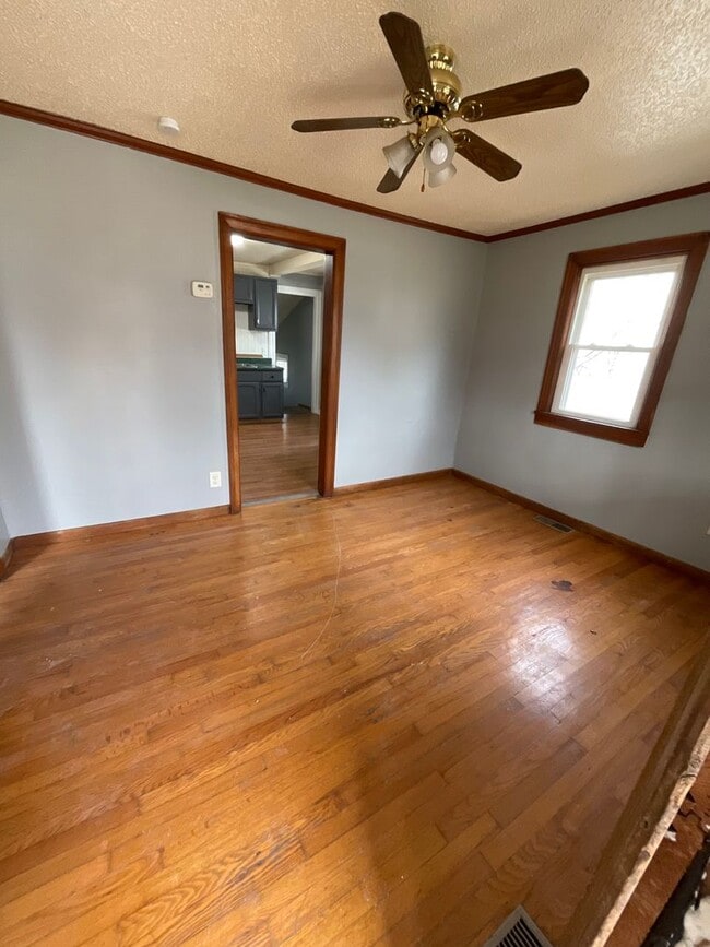 Building Photo - 2 bedroom/1 bath house for rent