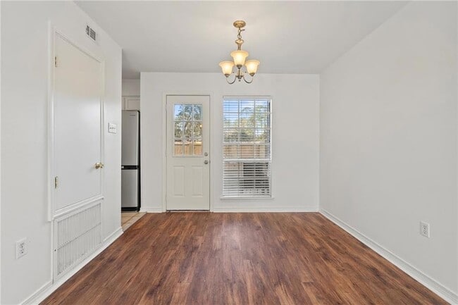 Foto del edificio - 520 Cedarwood Dr