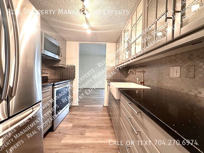 Foto del edificio - Charming 3BR/2.5BA Townhouse in Charlotte!