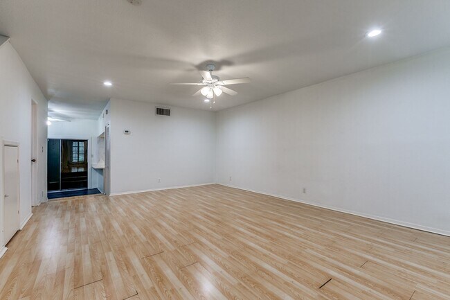Foto del edificio - 2-BEDROOM TOWNHOME IN ALAMO HEIGHTS