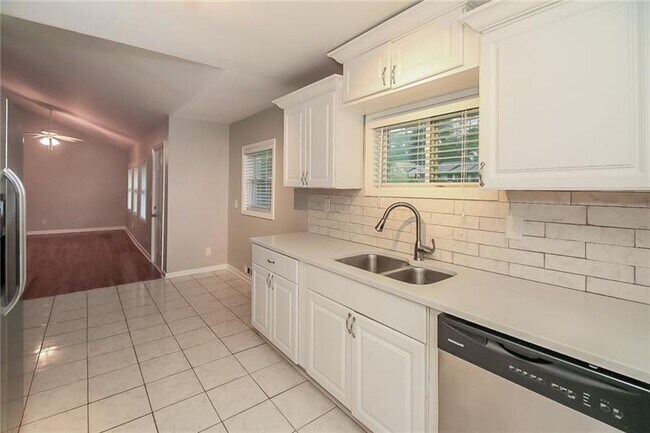 Building Photo - 2223 Columbia Dr