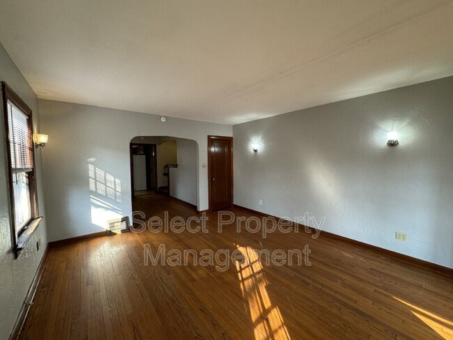 Building Photo - 3008 Hoagland Ave