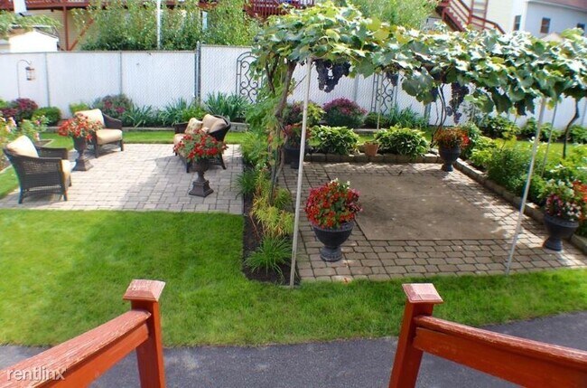 Foto del edificio - 3 br, 1.5 bath Townhome - 33 North Street