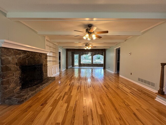 Building Photo - Large 3/2 House off Kingston Hwy- $2,195